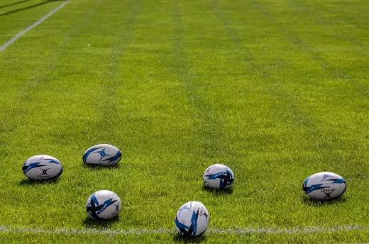 Praticando a Técnica de Passe e Rucking no Rugby